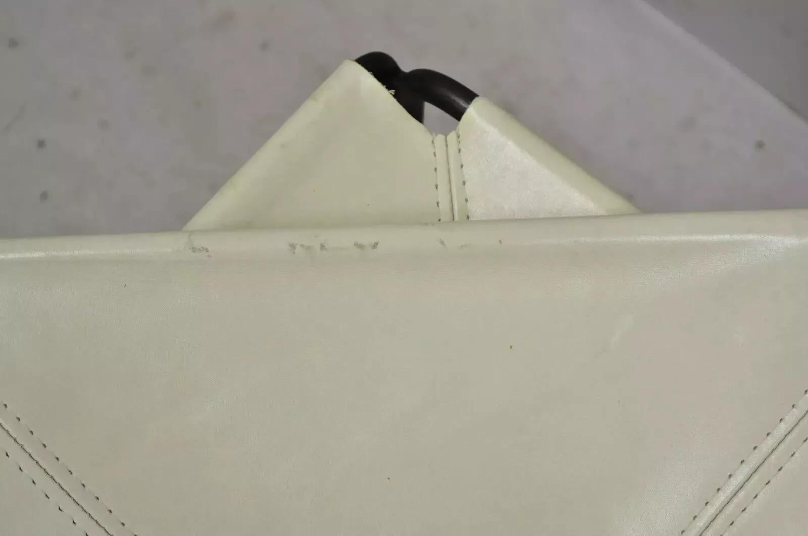 Cuir Paire de tabourets ottomans modernes en cuir blanc et cadre en fer forgé par Cisco Brothers en vente