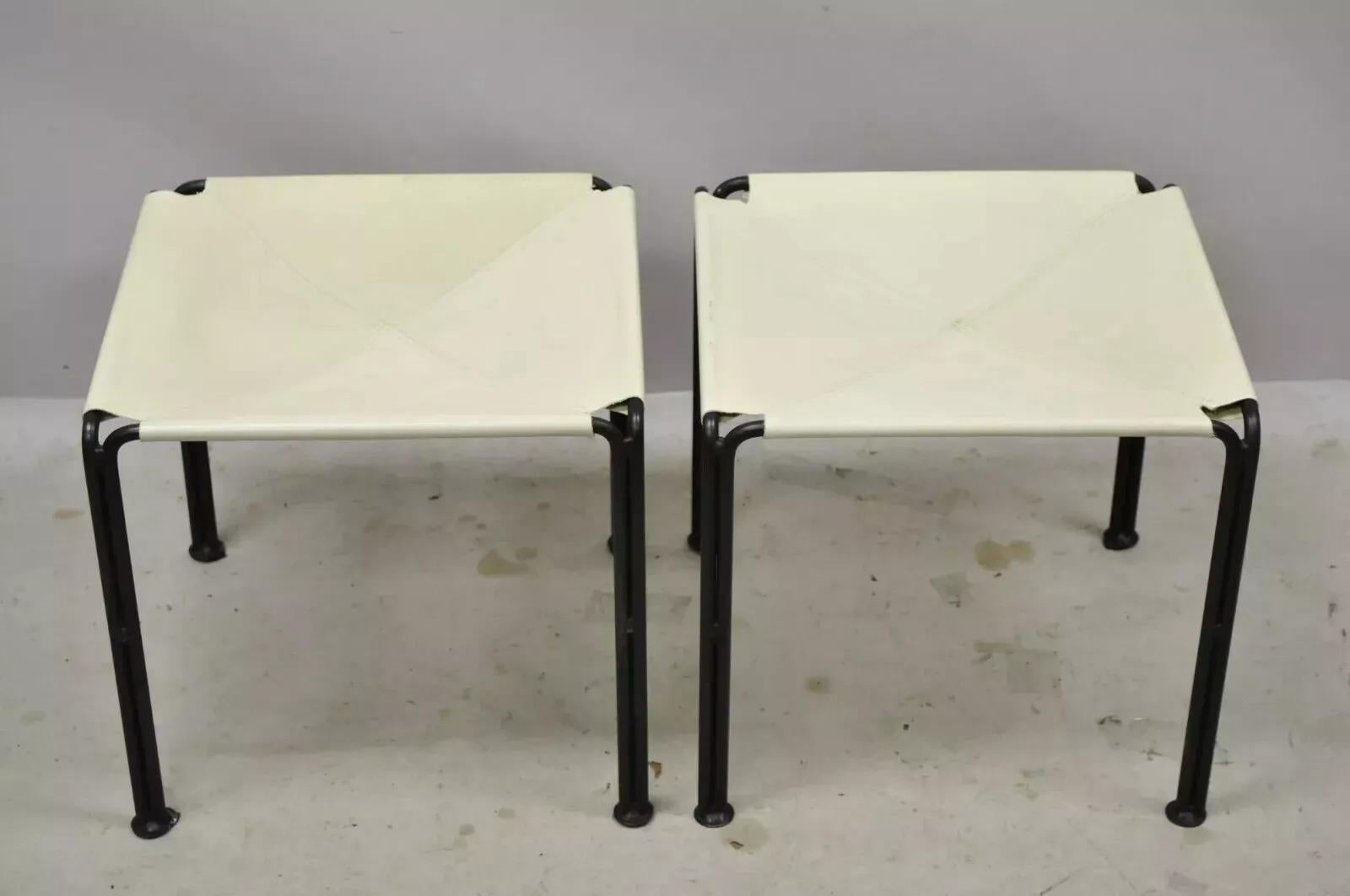 Paire de tabourets ottomans modernes en cuir blanc et cadre en fer forgé par Cisco Brothers en vente 1