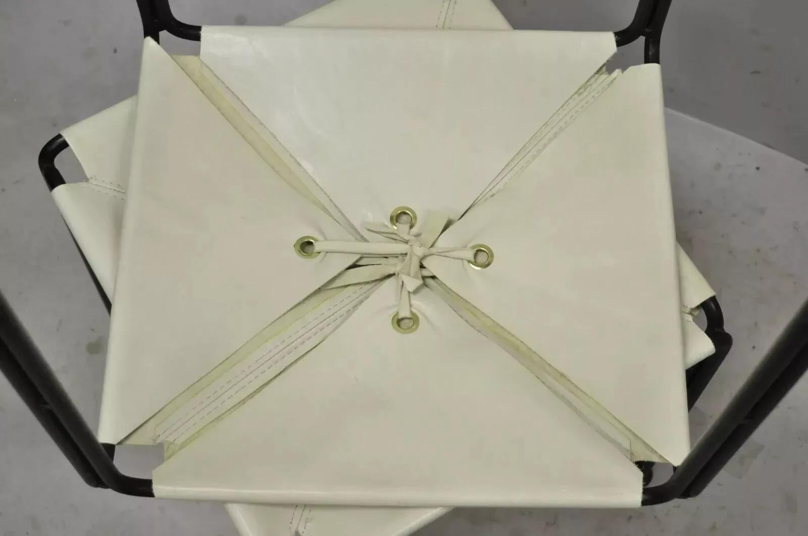 Paire de tabourets ottomans modernes en cuir blanc et cadre en fer forgé par Cisco Brothers en vente 2