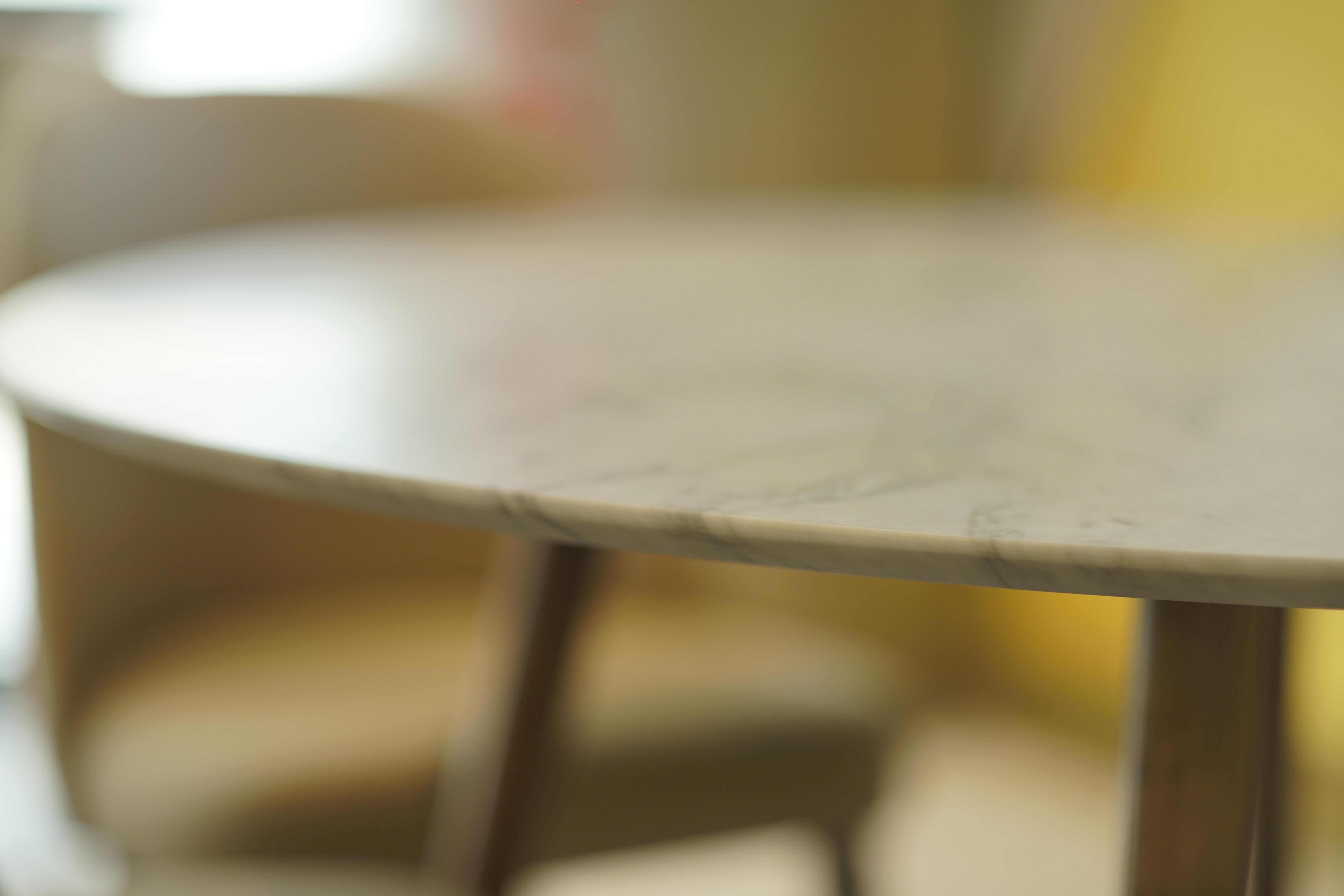 Moderner Esstisch aus weißem Marmor mit Untergestell aus Nussbaumholz im Zustand „Neu“ im Angebot in Mexico, MX
