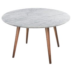 Table de salle à manger moderne en marbre blanc avec base en noyer