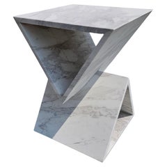 Table d'appoint triangulaire empilée moderne en marbre blanc