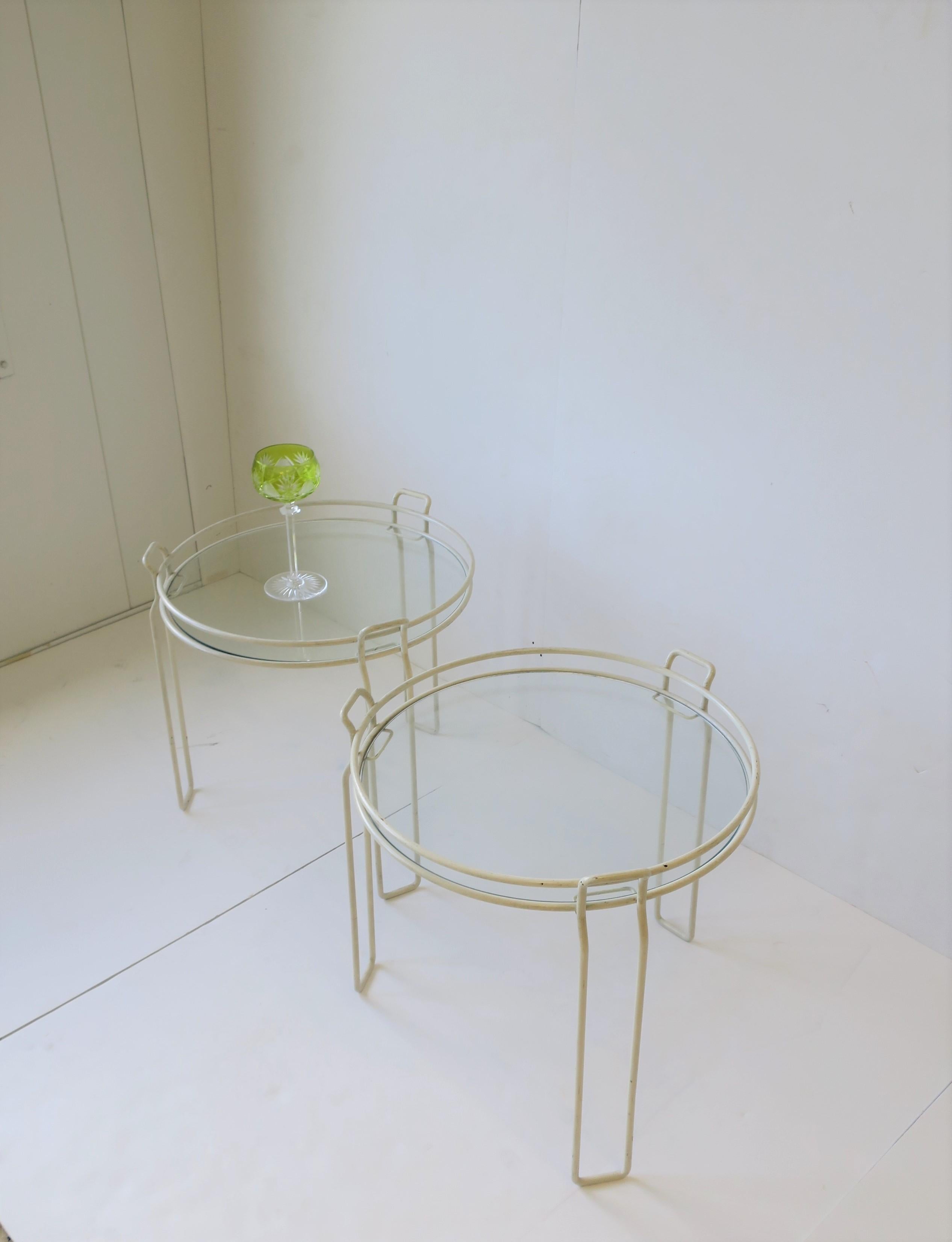 Midcentury Modern White Side Drinks Nesting or Stacking Tables, Pair, 1960s In Good Condition For Sale In New York, NY
