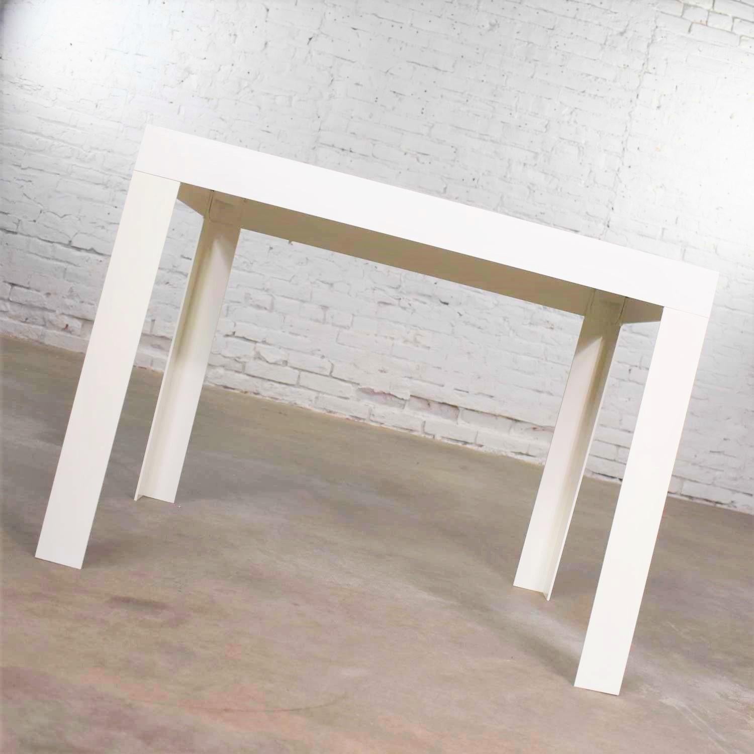 Great modern rectangular molded white plastic Parsons style side table in the style of Syroco and Kartell. It is in wonderful vintage condition with normal signs of age including some fading or yellowing and small scratches. Please see photos. Circa
