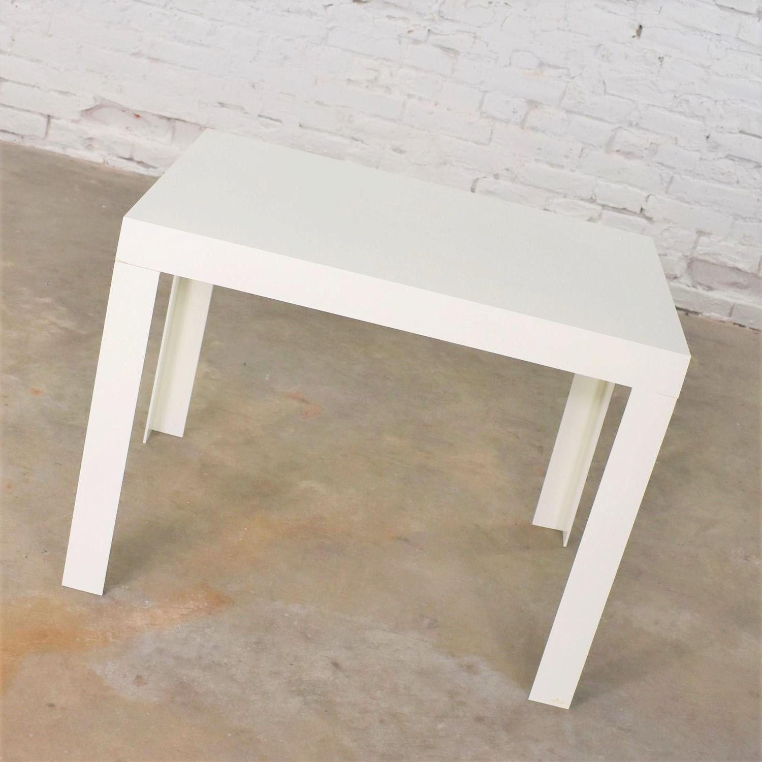 Modern White Molded Plastic Rectangular Parsons Style Side Table Style Syroco In Good Condition For Sale In Topeka, KS