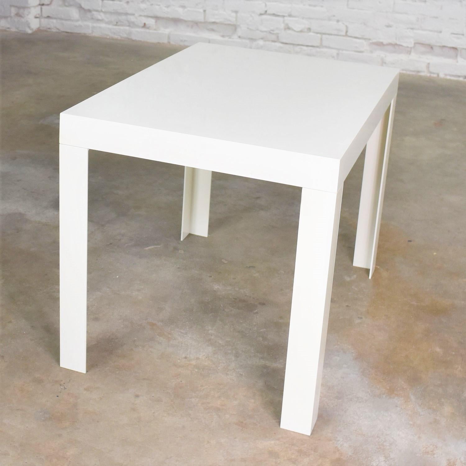 Late 20th Century Modern White Molded Plastic Rectangular Parsons Style Side Table Style Syroco For Sale