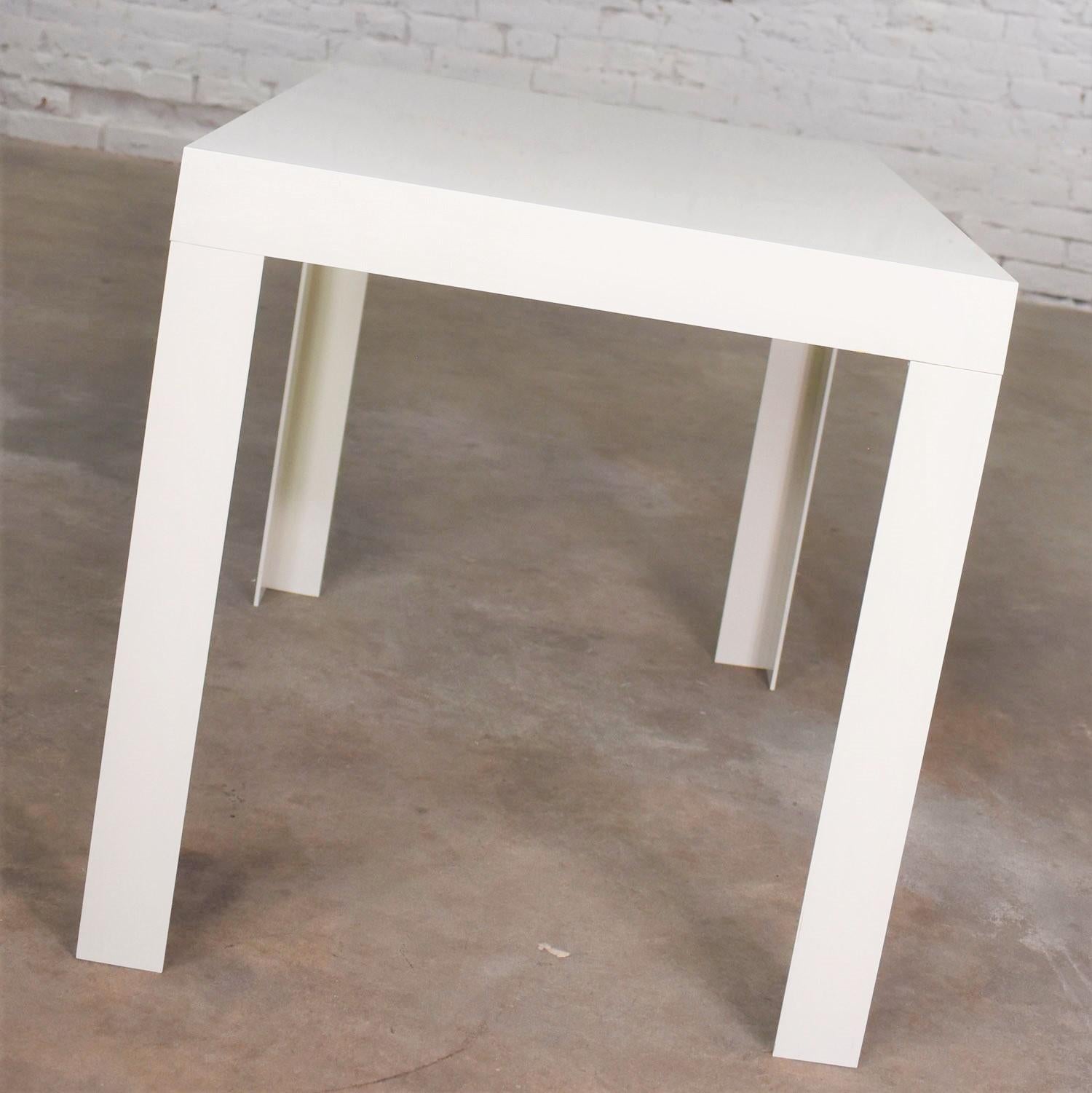 Modern White Molded Plastic Rectangular Parsons Style Side Table Style Syroco For Sale 2