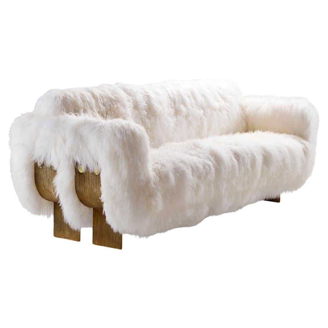 Modernes weißes mongolisches Schafsleder, massives gegossenes Messing, Primal Sofa von Egg Designs