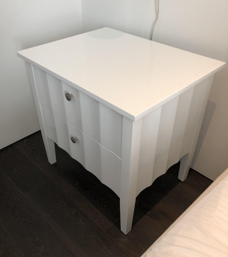 Modern White Nightstands with Scalloped Detail on Drawers and Sides In Good Condition For Sale In Los Angeles, CA