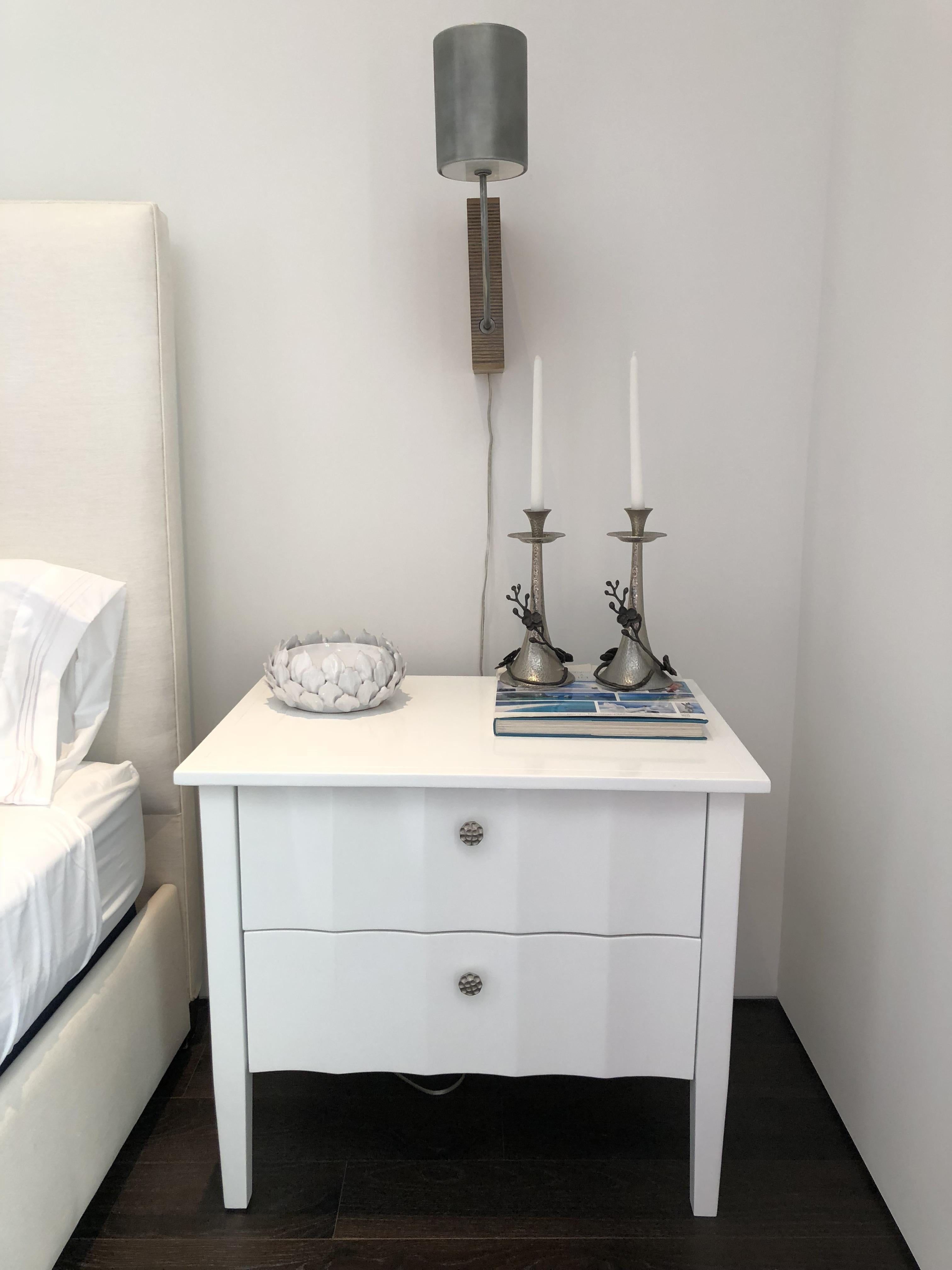 Modern White Nightstands with Scalloped Detail on Drawers and Sides In Good Condition In Los Angeles, CA