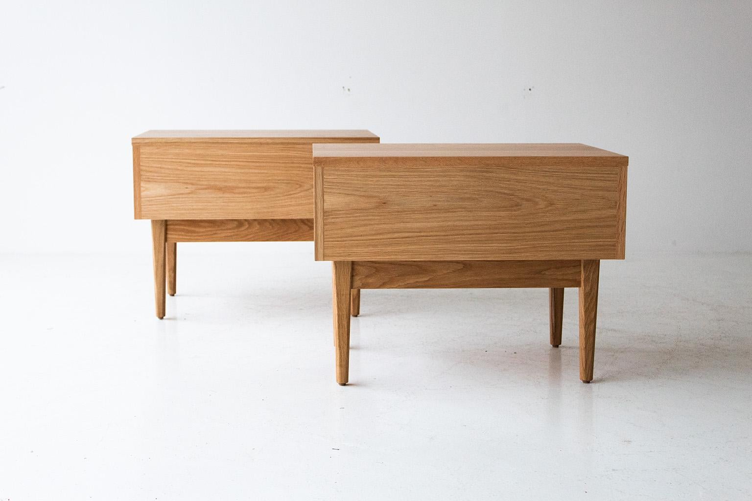 XXI secolo e contemporaneo Comodini moderni in Oak bianco in vendita