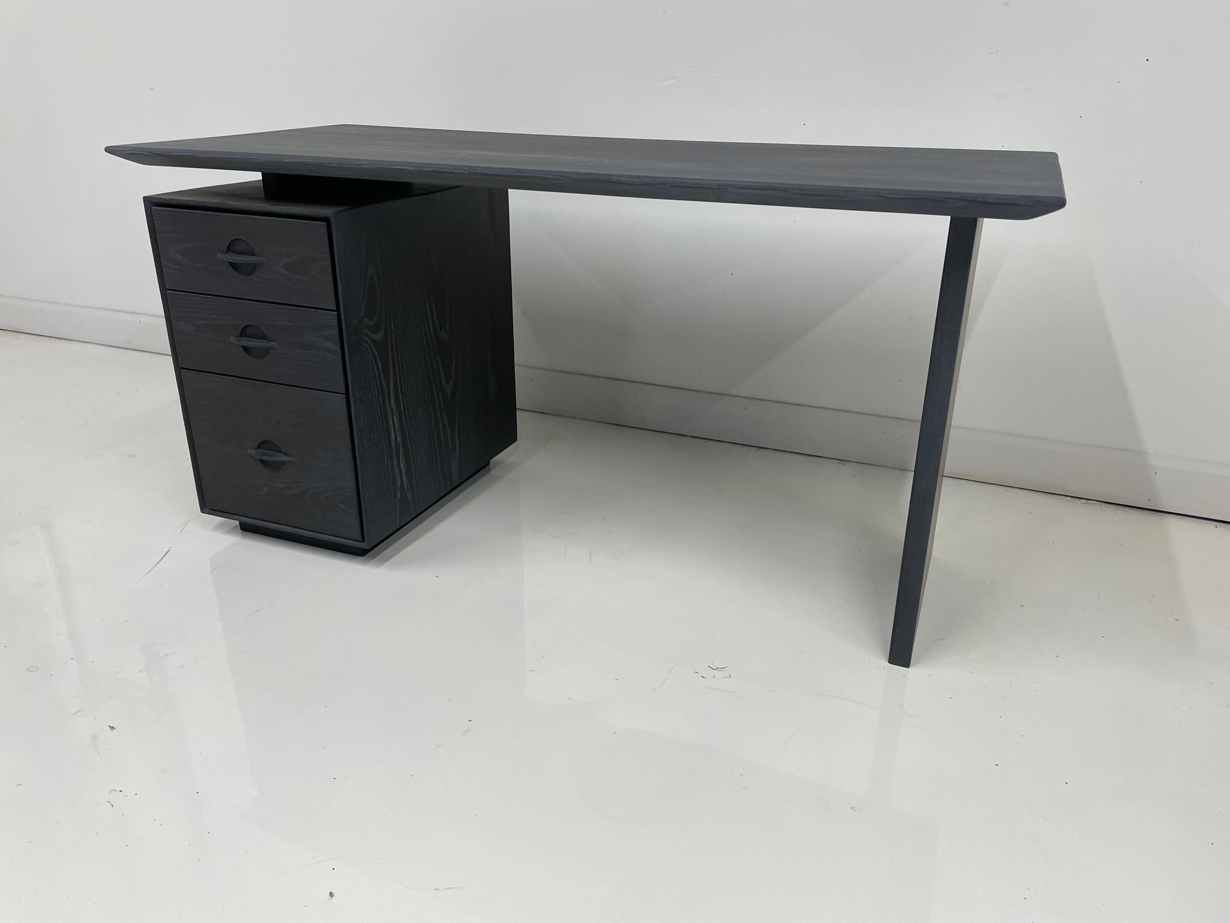 Der Odin-Schreibtisch wurde so minimalistisch wie möglich gestaltet, ohne die für einen Schreibtisch übliche Funktionalität einzuschränken. Viele moderne Schreibtische werden ohne Stauraum geliefert - für uns ein großer Nachteil (wer braucht keinen