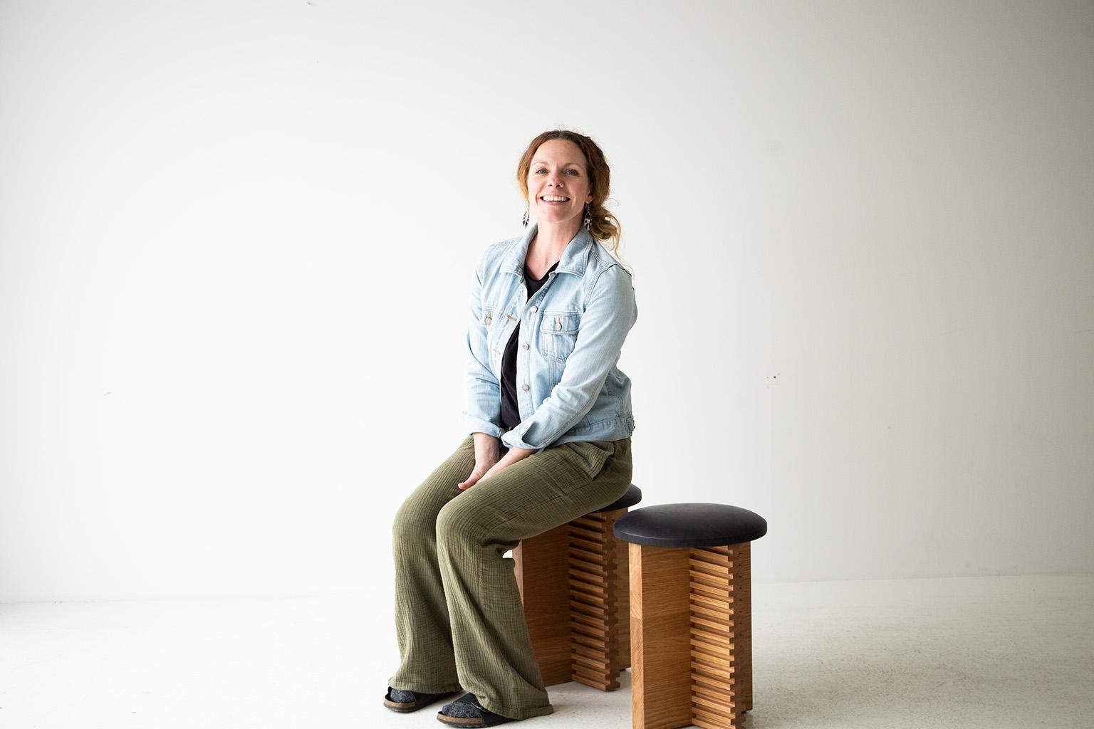 Moderner moderner Hocker aus weißer Eiche, The Cicely im Angebot 4