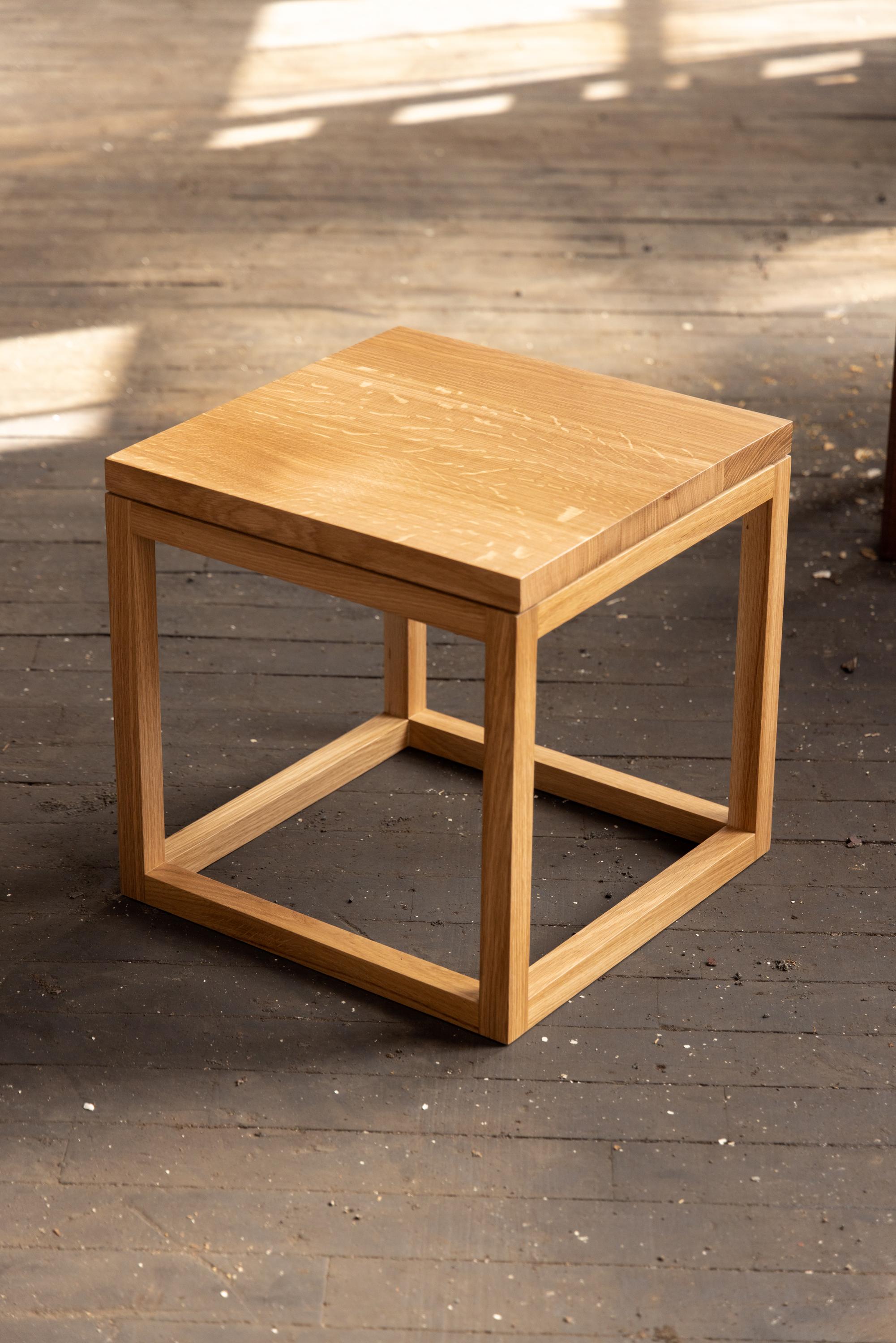 Voici la Beach Avenue, une table d'appoint moderne. Cette petite table aux lignes modernes est fabriquée en bois massif, sélectionné à la main dans notre stock de bois urbain. Il est polyvalent et attrayant dans une maison ou un bureau. Utilisez une