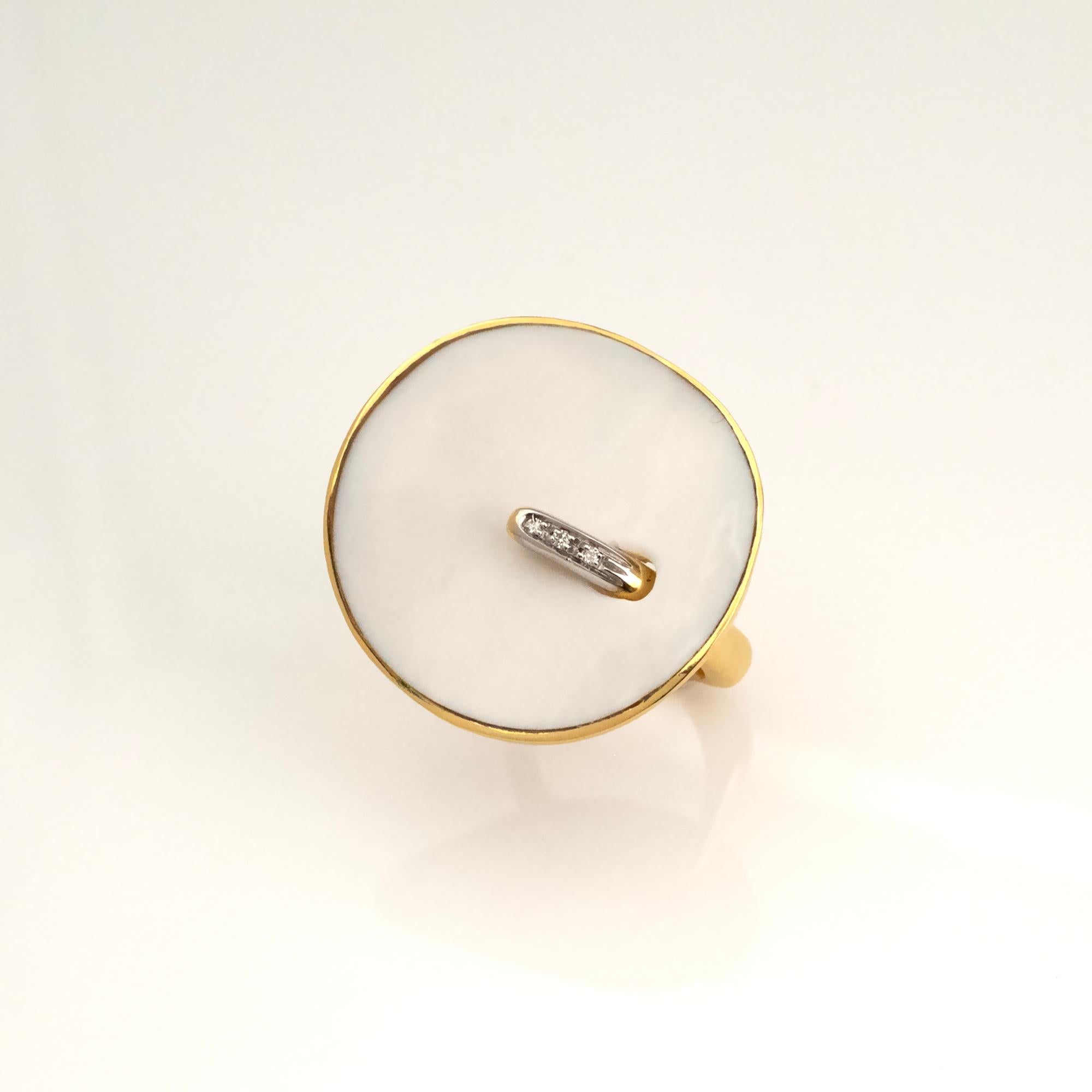 Taglio brillante Anello moderno in oro con diamante e onice bianco in vendita