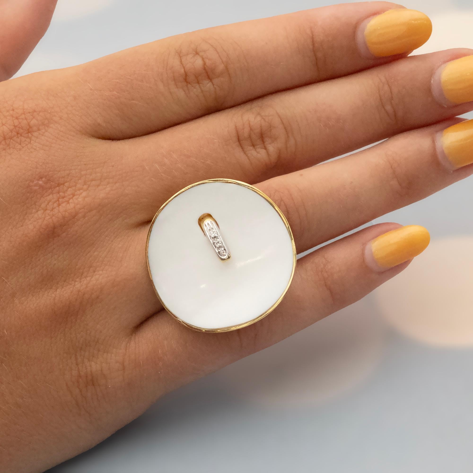 Anello moderno in oro con diamante e onice bianco in vendita 1