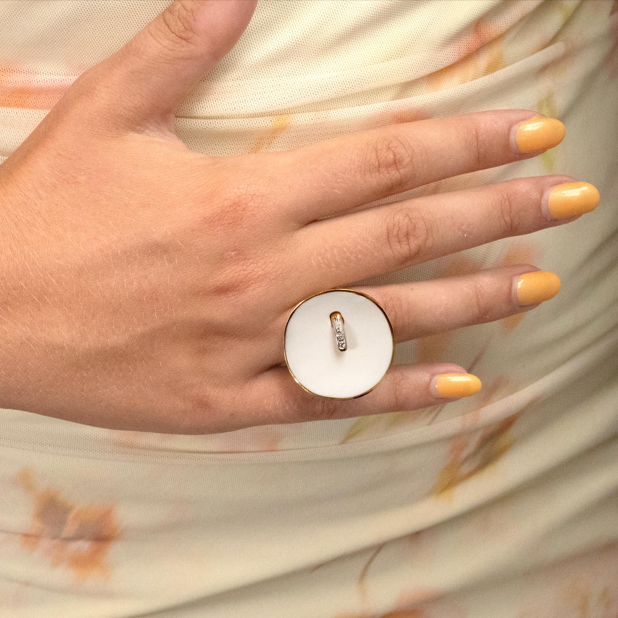 Anello moderno in oro con diamante e onice bianco in vendita 2