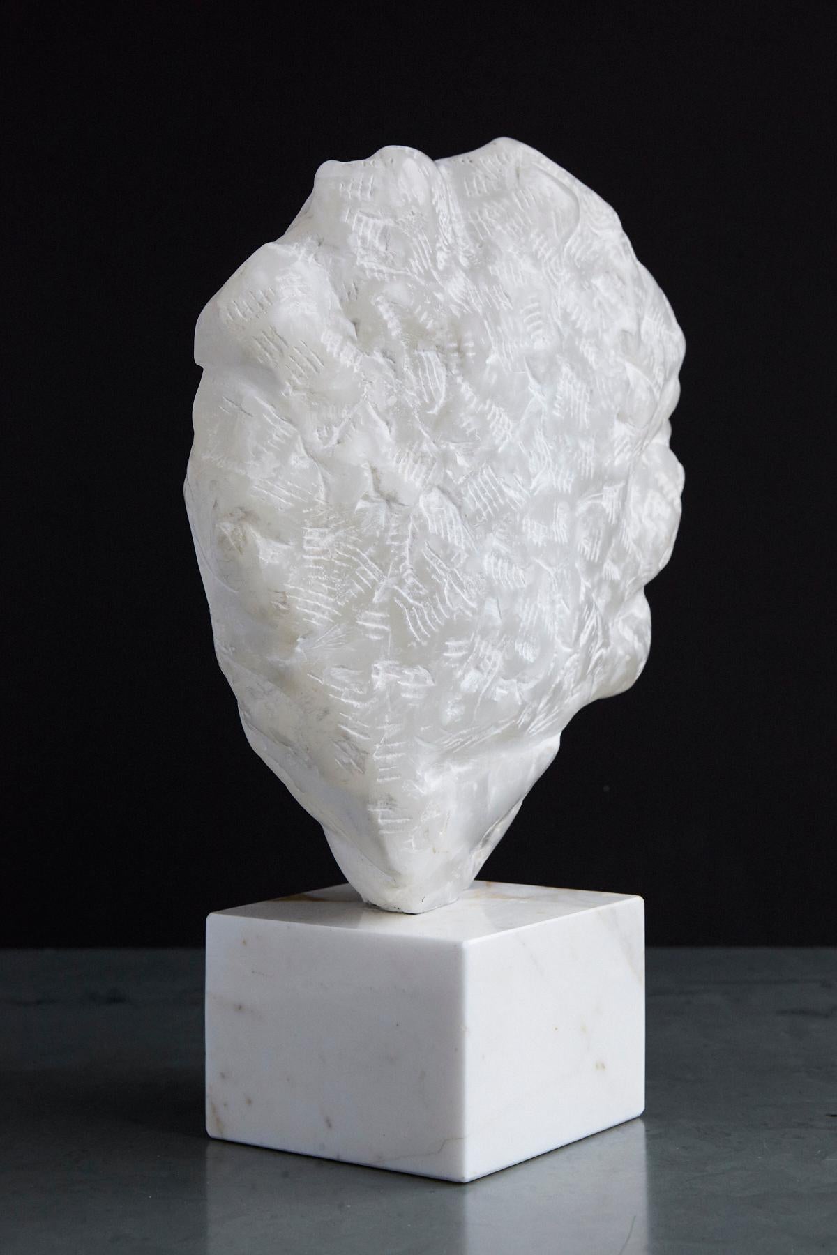 Modern White Onyx Sculpture of a Woman's Face on Marble Base, Unsigned In Good Condition For Sale In Pau, FR