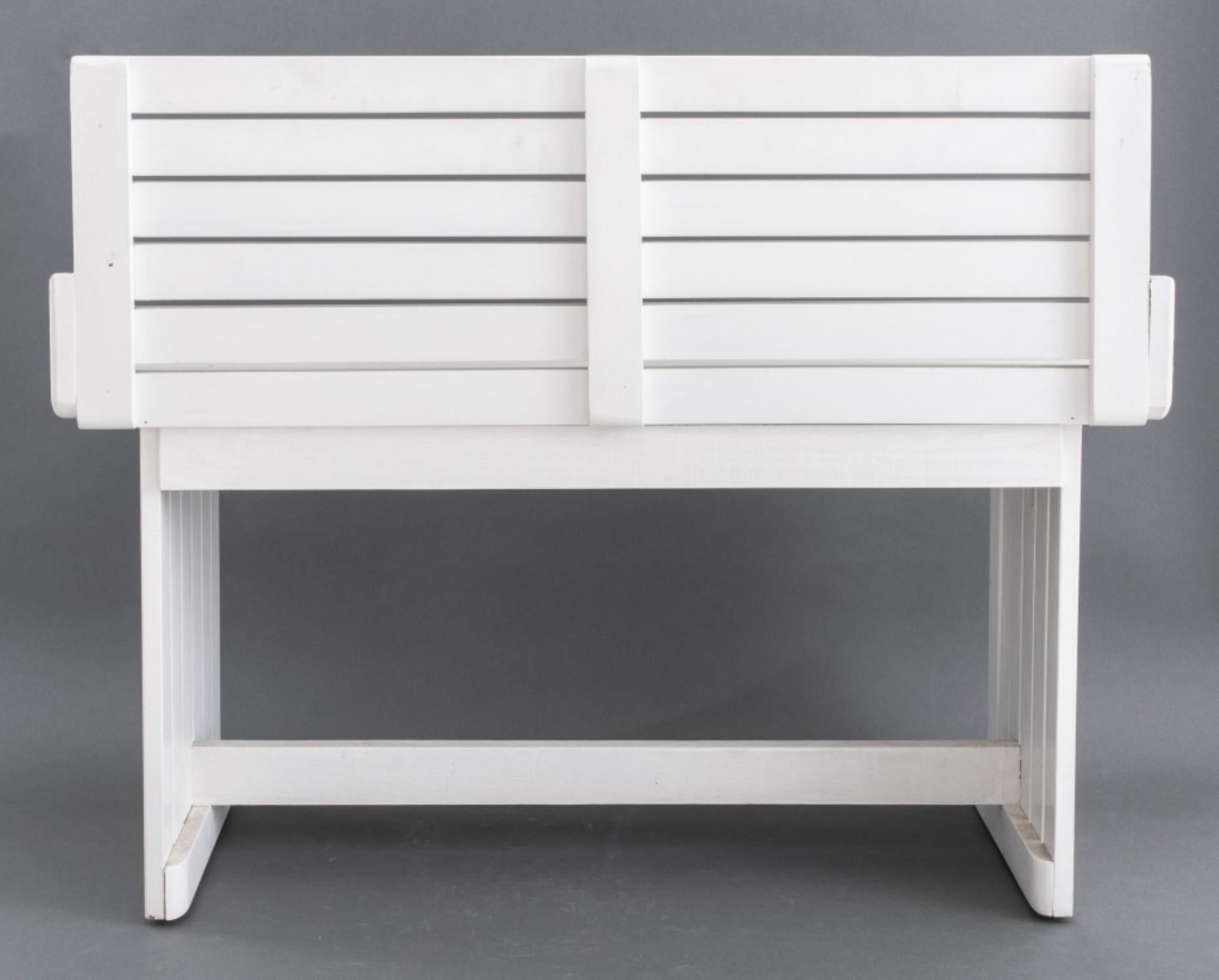 Modern White Painted Wood Hallway Bench In Good Condition For Sale In New York, NY
