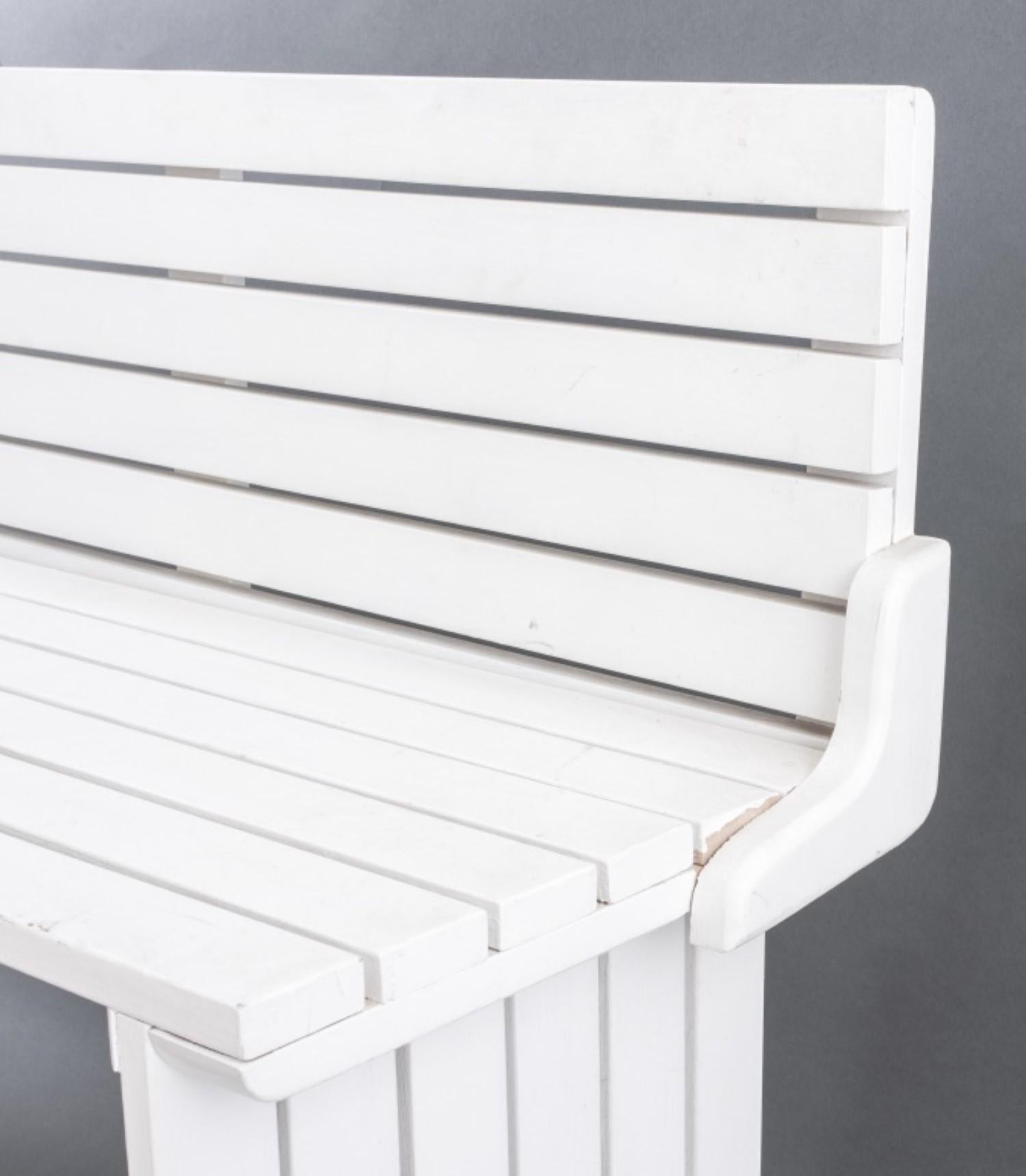 Moderne weiß gestrichene Wood Hallway Bench im Angebot 1