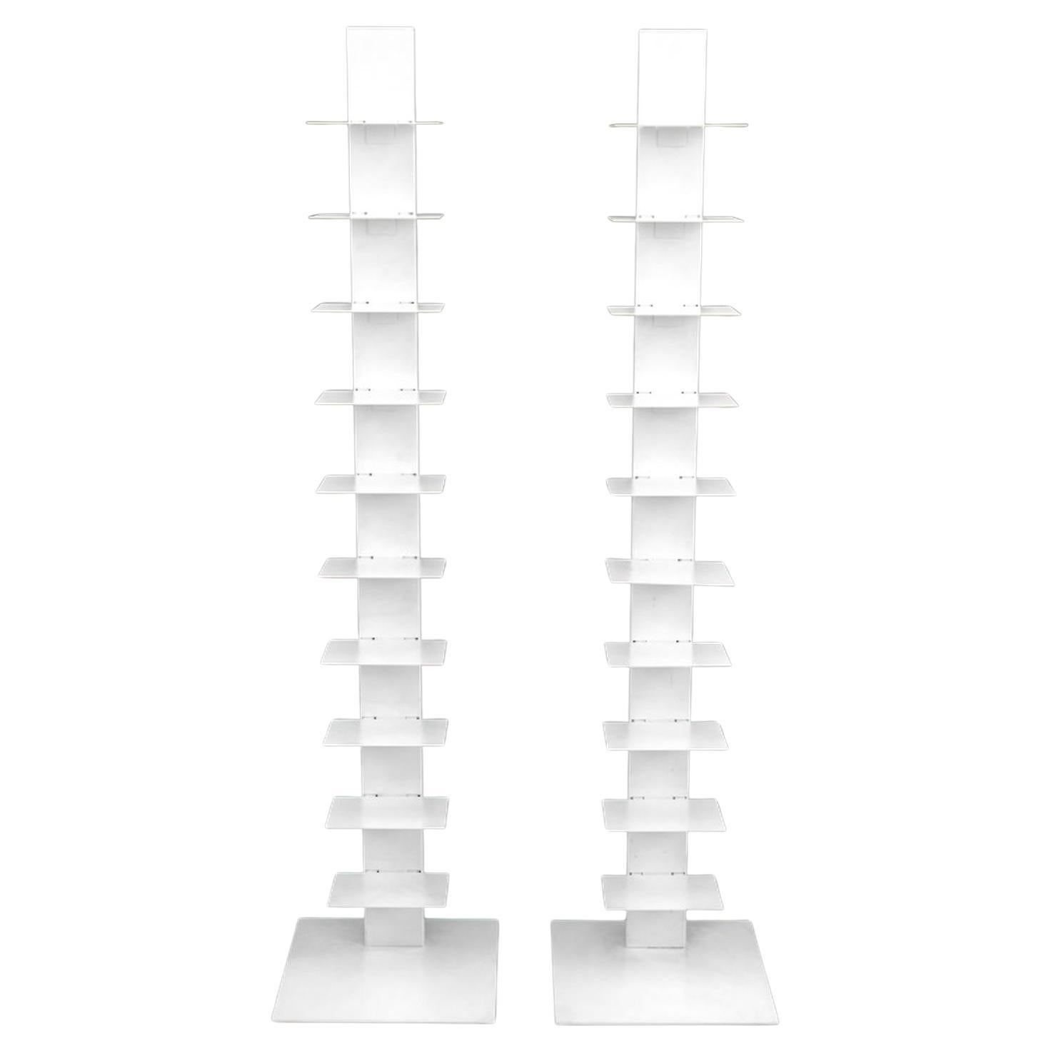 Espositore moderno in metallo patinato Whiting, coppia in vendita