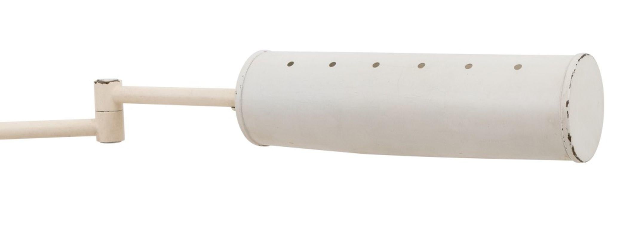 Lampada da terra moderna a braccio oscillante in metallo patinato bianco, con paralume a forma di cilindro e base circolare. Completamente esteso: 42,5