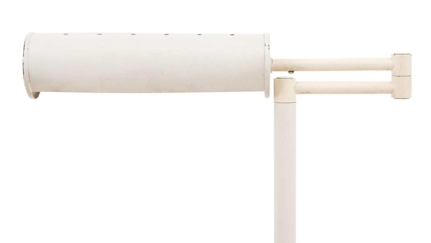 Moderno Lampada da terra moderna a braccio oscillante in metallo patinato bianco in vendita