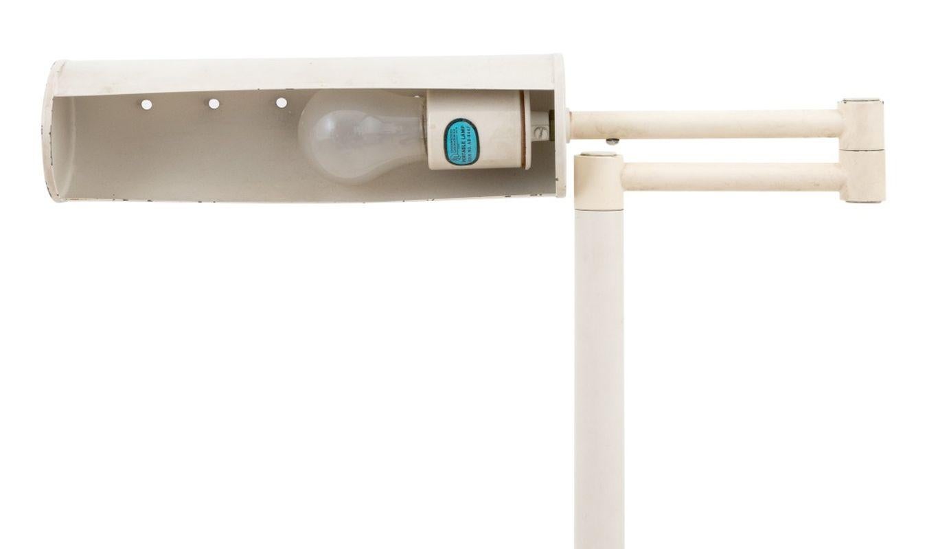 Patinato Lampada da terra moderna a braccio oscillante in metallo patinato bianco in vendita