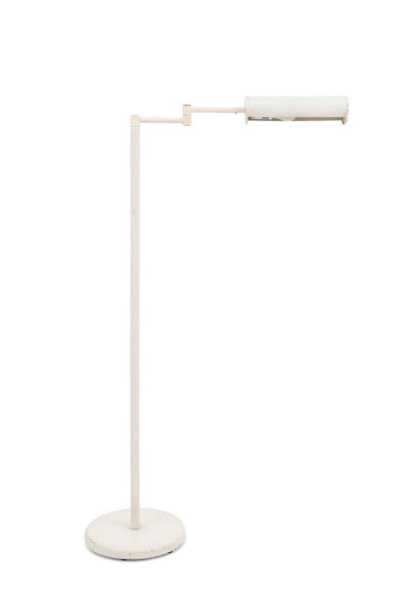 Lampada da terra moderna a braccio oscillante in metallo patinato bianco In condizioni buone in vendita a Astoria, NY