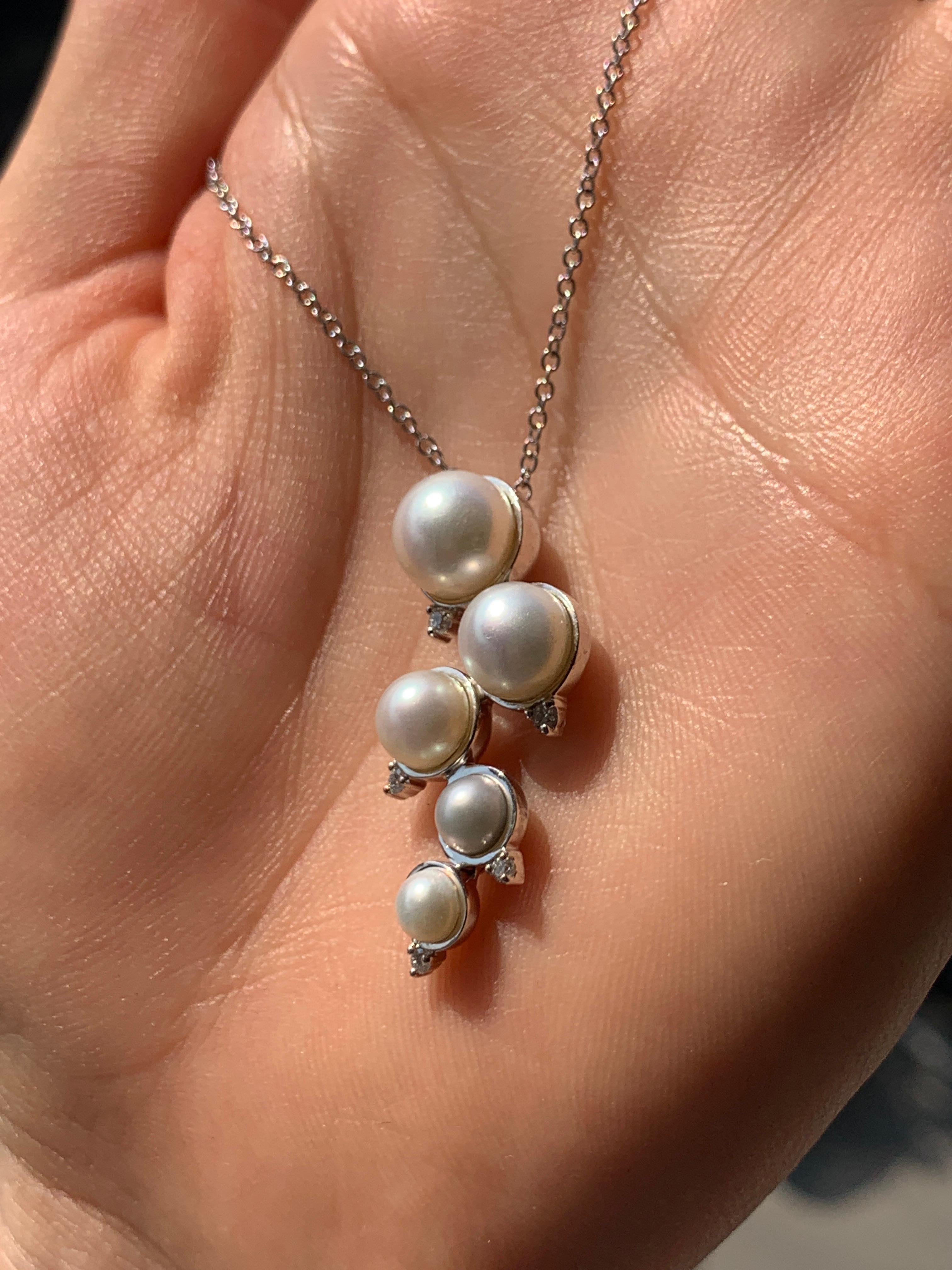 Moderne moderne weiße Perle Weißer Diamant Weißgold 18 Karat Ohrringe im Angebot 1