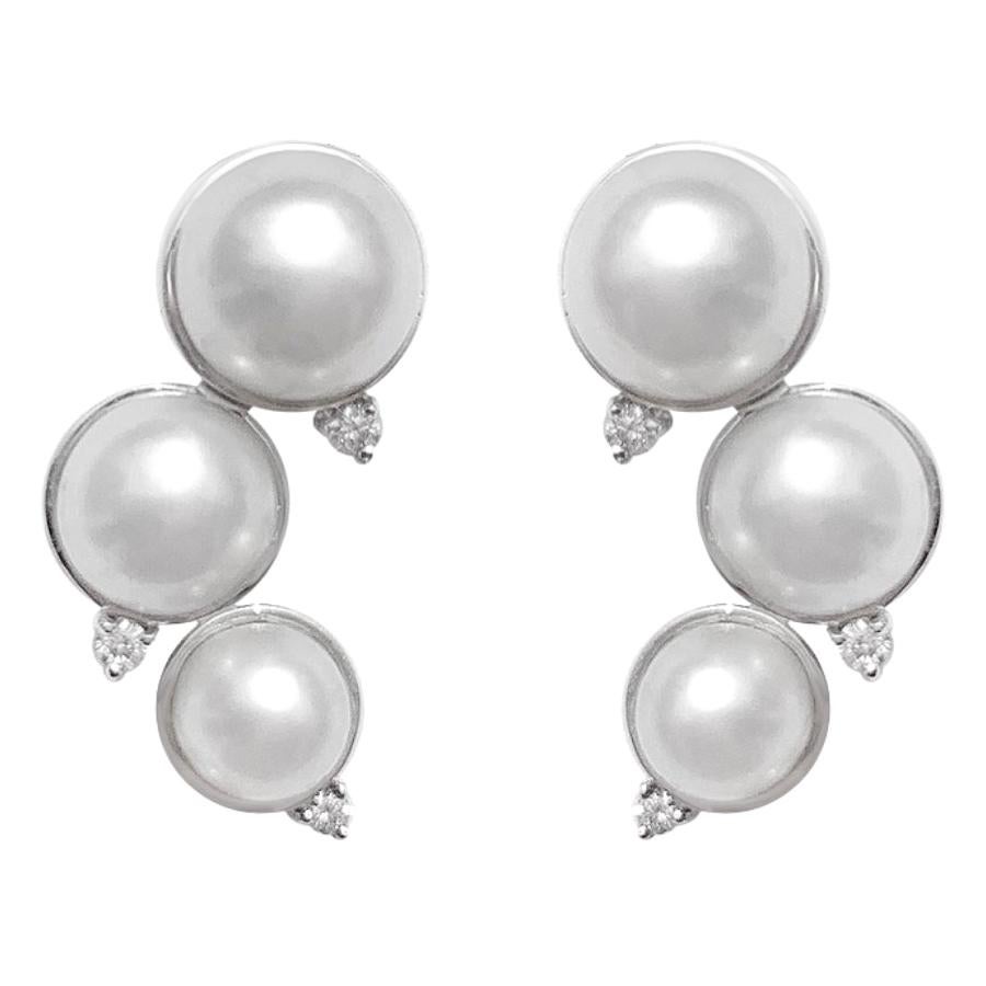 Boucles d'oreilles modernes en or blanc 18 carats avec perles blanches et diamants blancs
