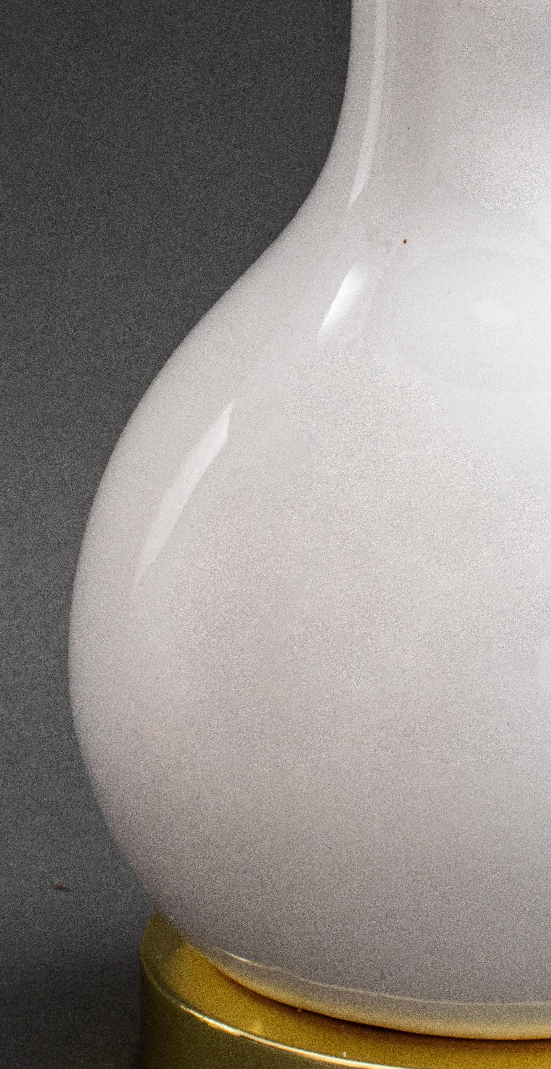 Moderne weiße Porzellanflaschenvasen-Lampen, Paar im Angebot 3