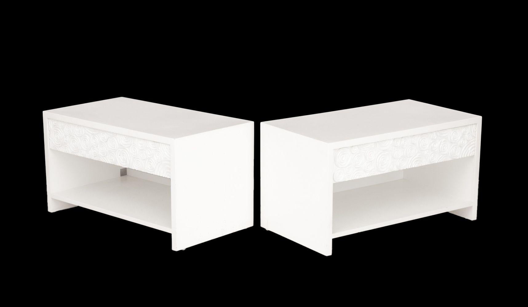 Paire de tables de nuit modernes à motif de roses blanches, chacune avec un seul tiroir au-dessus d'un compartiment de rangement. 20