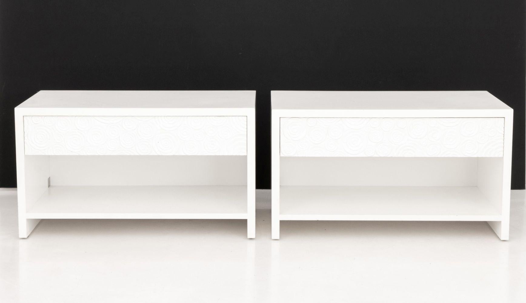 Moderne Paire de tables de nuit modernes à motif de roses blanches en vente