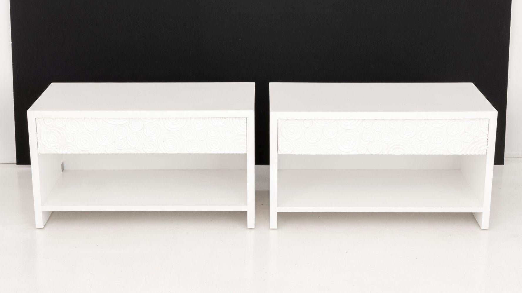 Paire de tables de nuit modernes à motif de roses blanches Bon état - En vente à Astoria, NY