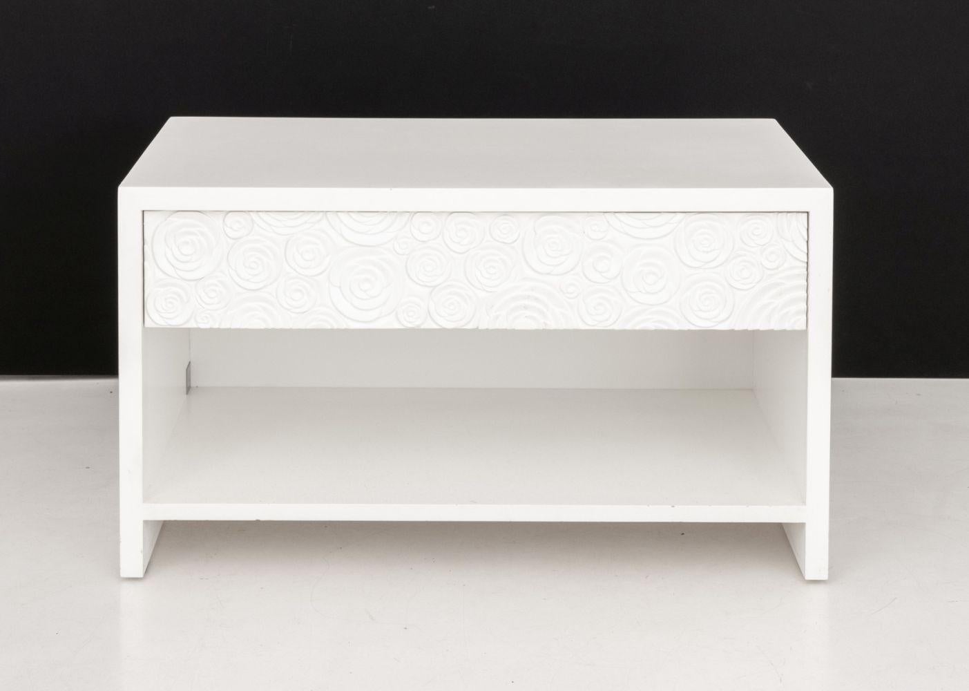 20ième siècle Paire de tables de nuit modernes à motif de roses blanches en vente