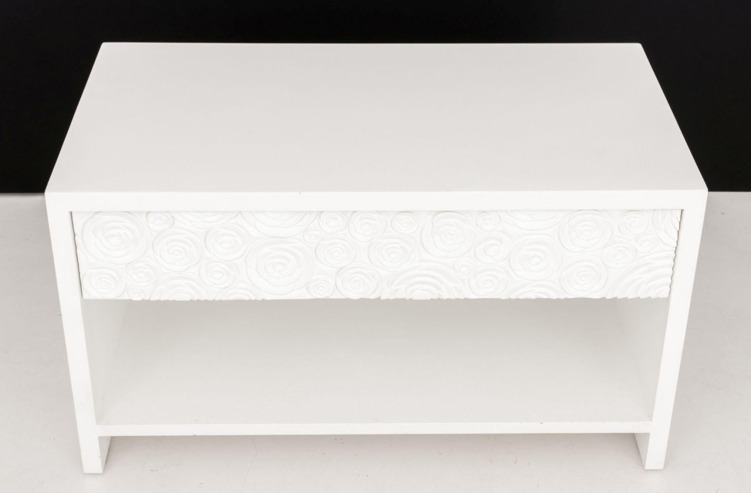 Bois Paire de tables de nuit modernes à motif de roses blanches en vente