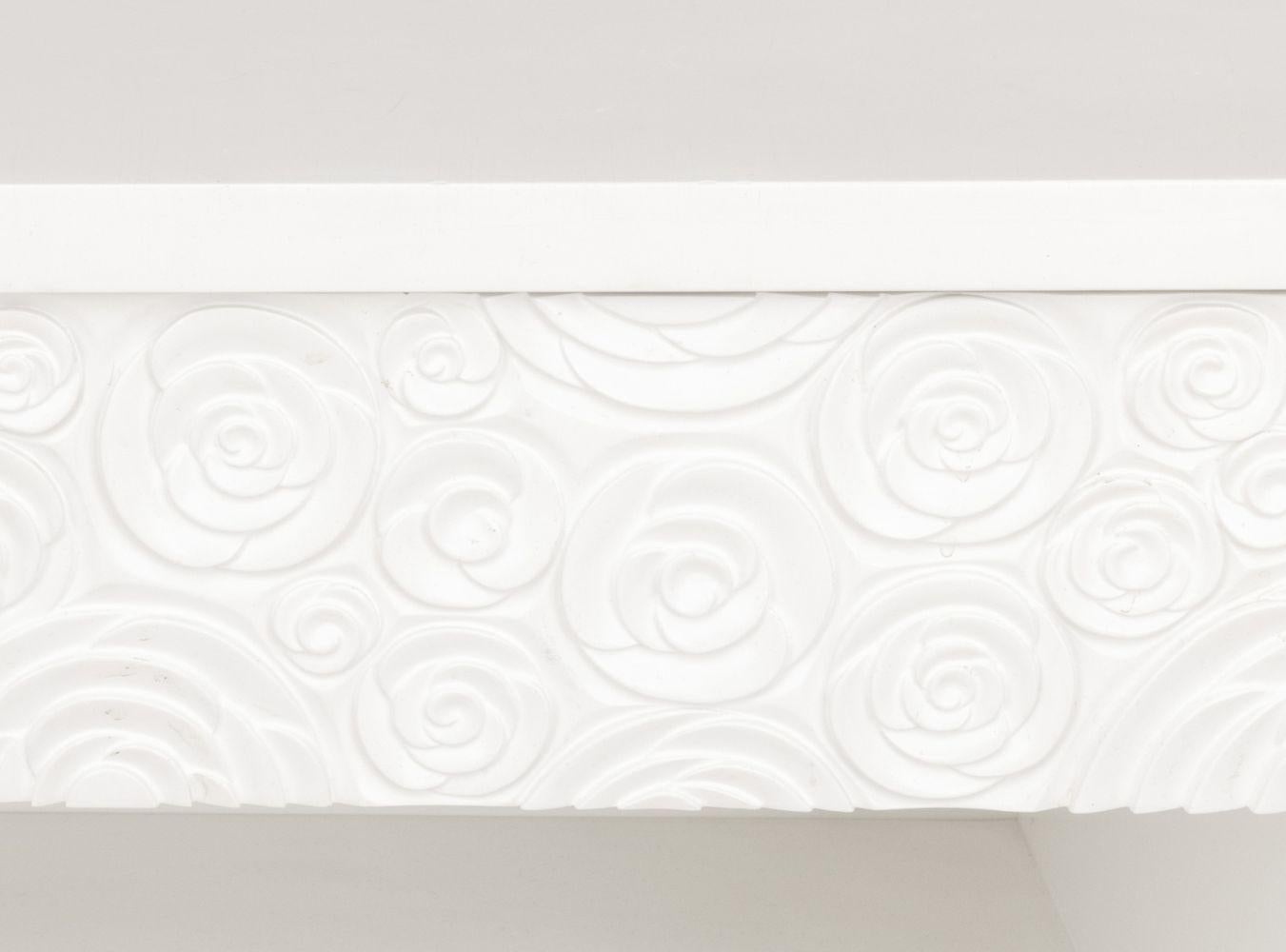 Paire de tables de nuit modernes à motif de roses blanches en vente 1