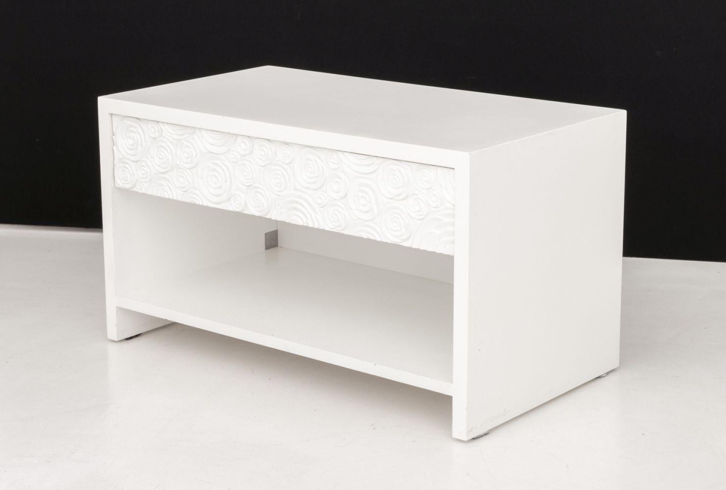 Paire de tables de nuit modernes à motif de roses blanches en vente 2