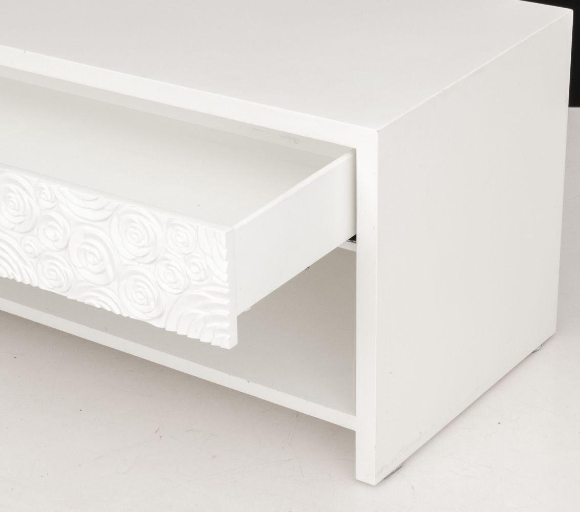 Paire de tables de nuit modernes à motif de roses blanches en vente 3