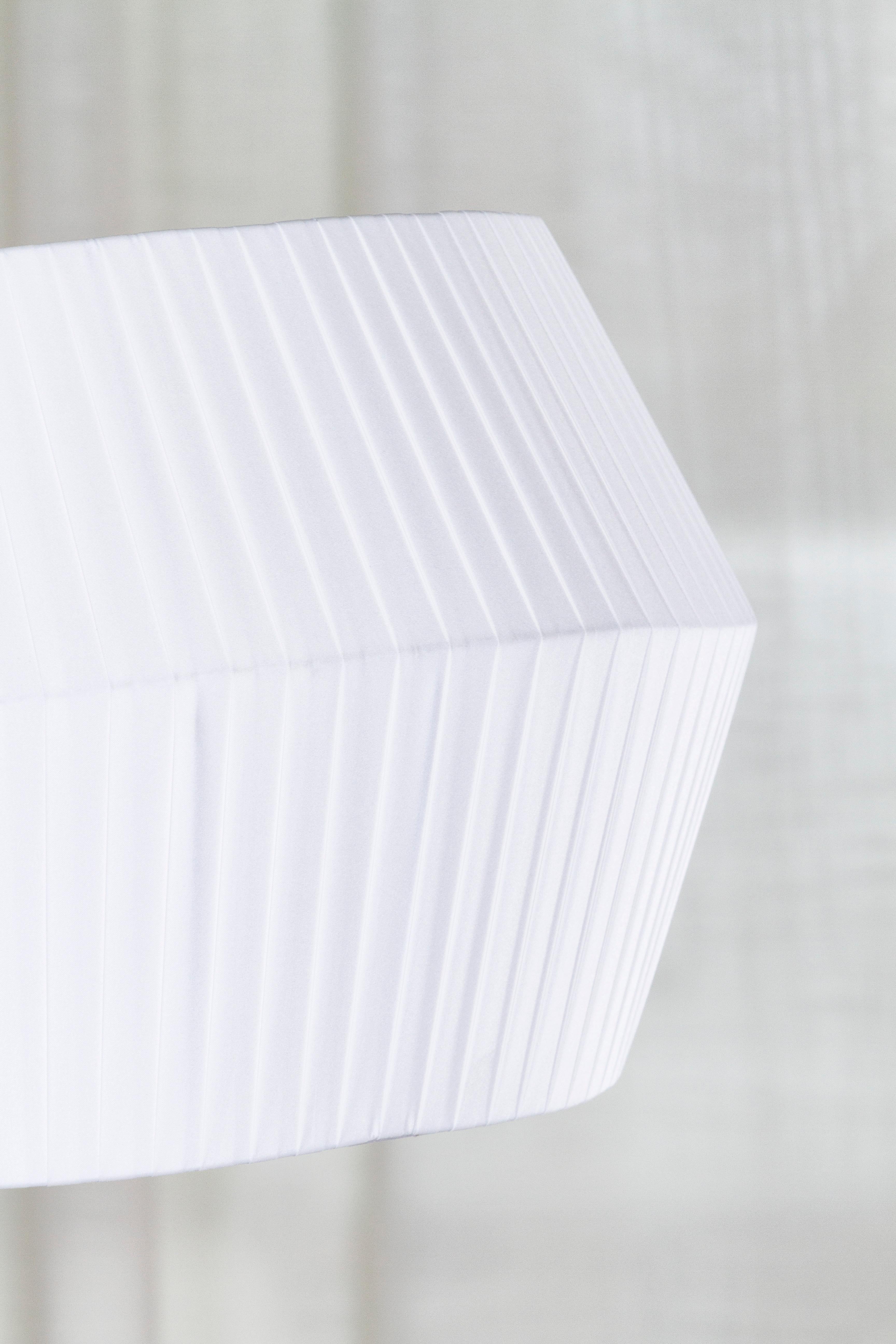 Moderne weiße Sublime Arc-Stehlampe, Marmor, handgefertigt in Portugal von Greenapple (Handgefertigt) im Angebot