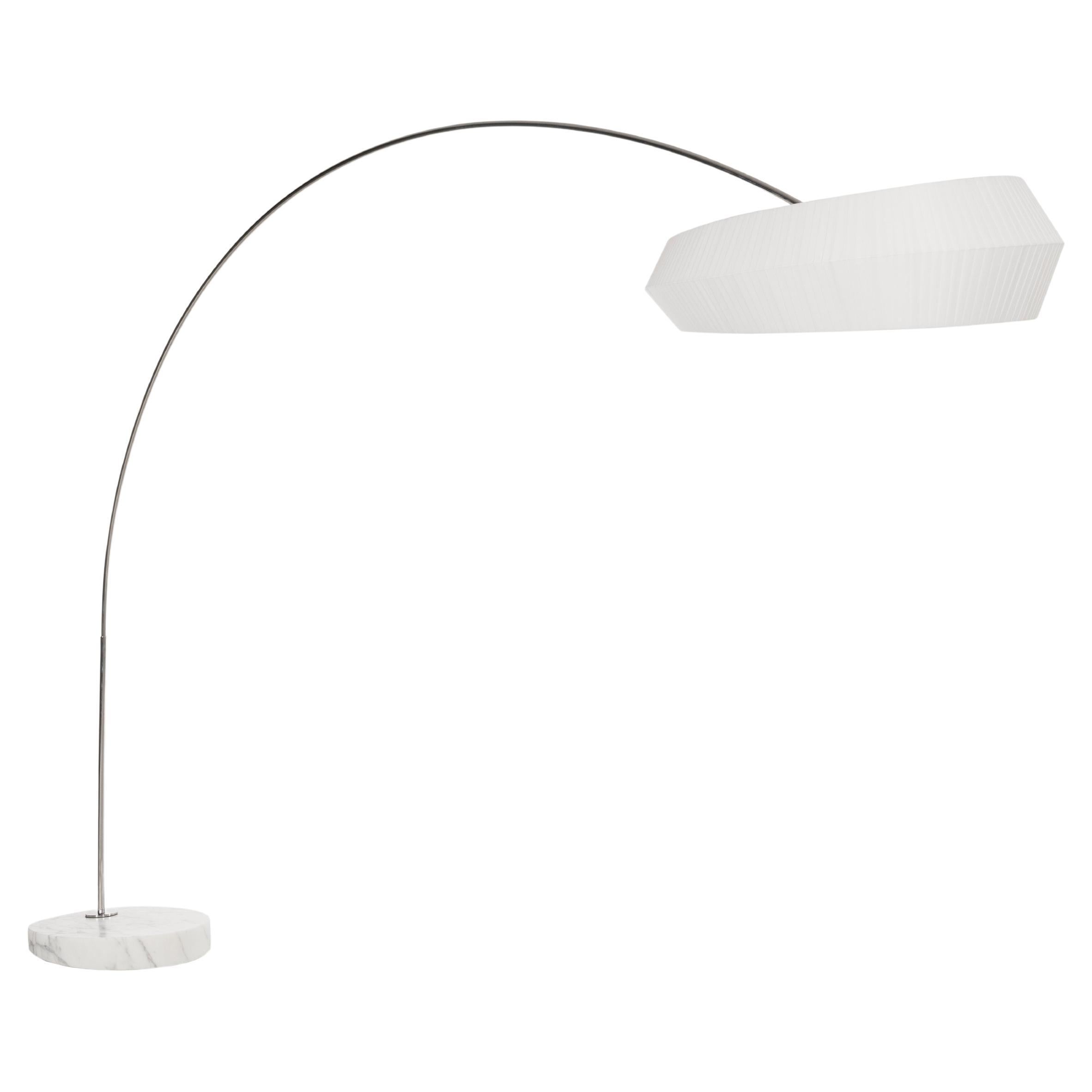 Moderne weiße Sublime Arc-Stehlampe, Marmor, handgefertigt in Portugal von Greenapple im Angebot