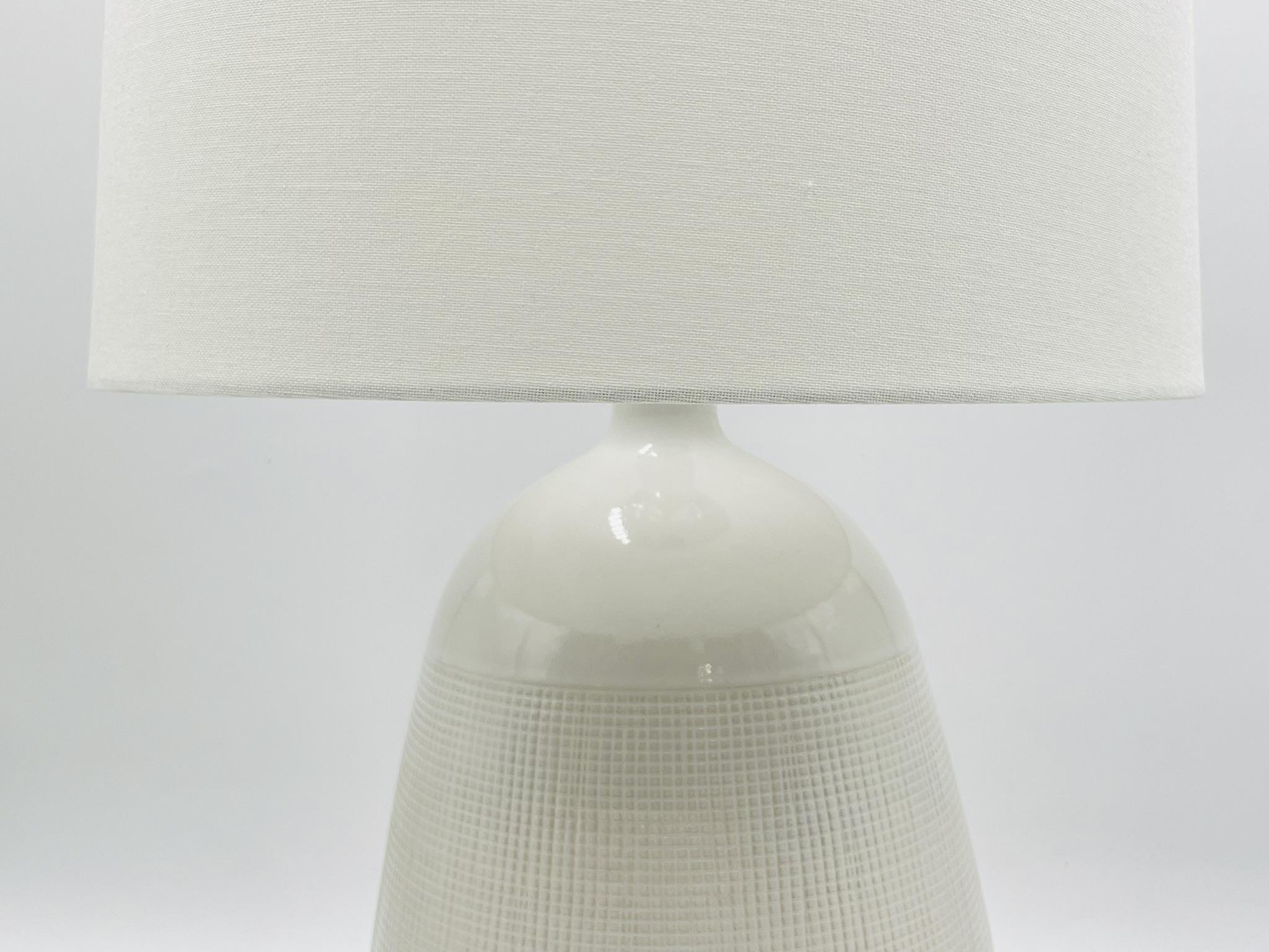 Lámpara de sobremesa moderna de cerámica blanca texturizada by Aerin for Visual Comfort en venta 2