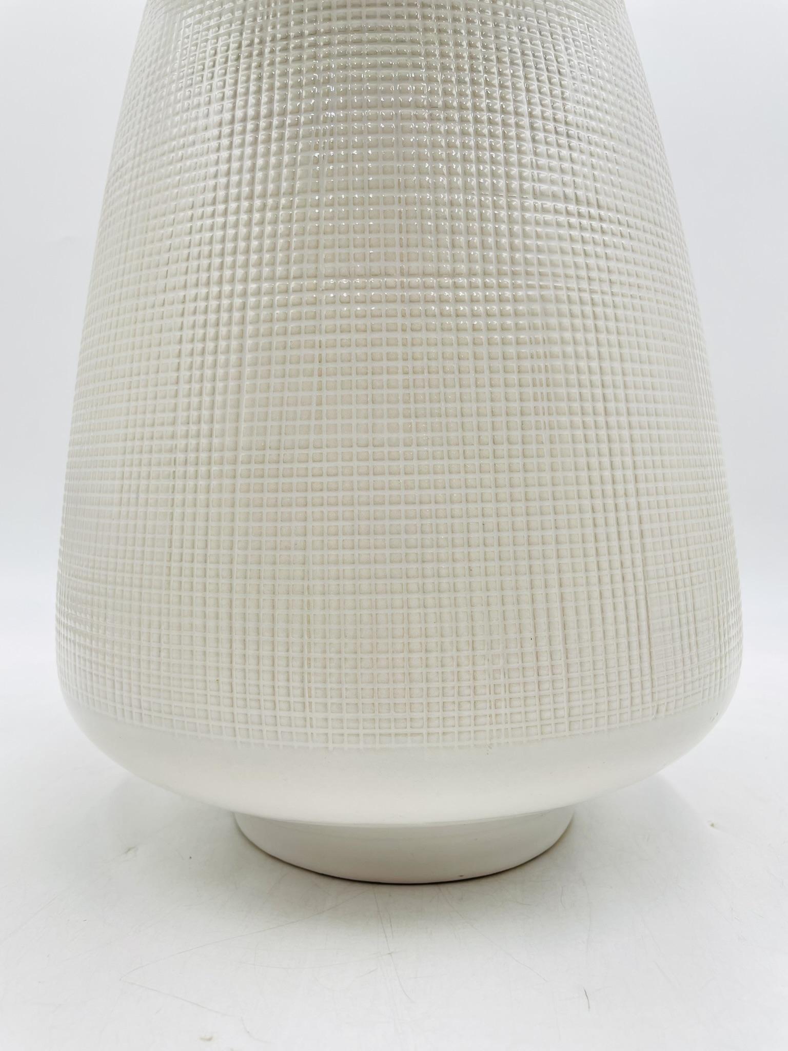 Lámpara de sobremesa moderna de cerámica blanca texturizada by Aerin for Visual Comfort en venta 3