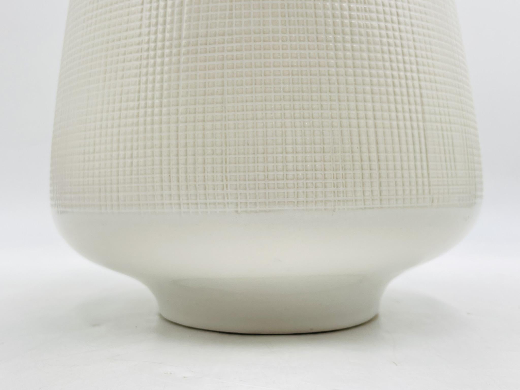 Lámpara de sobremesa moderna de cerámica blanca texturizada by Aerin for Visual Comfort en venta 4