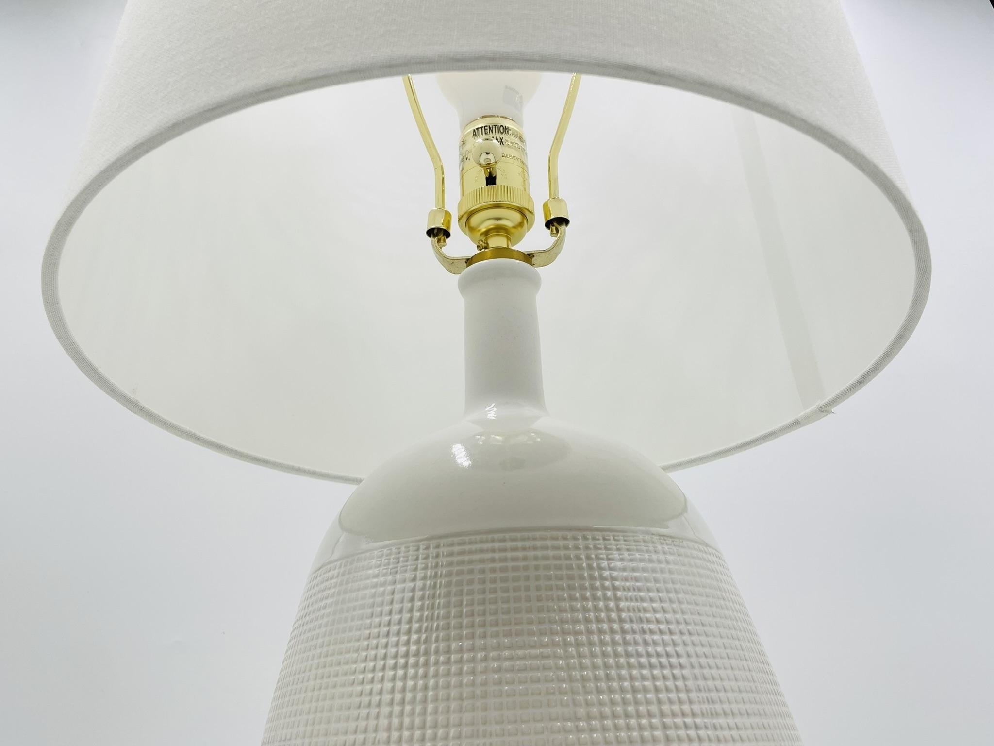 Lámpara de sobremesa moderna de cerámica blanca texturizada by Aerin for Visual Comfort en venta 5