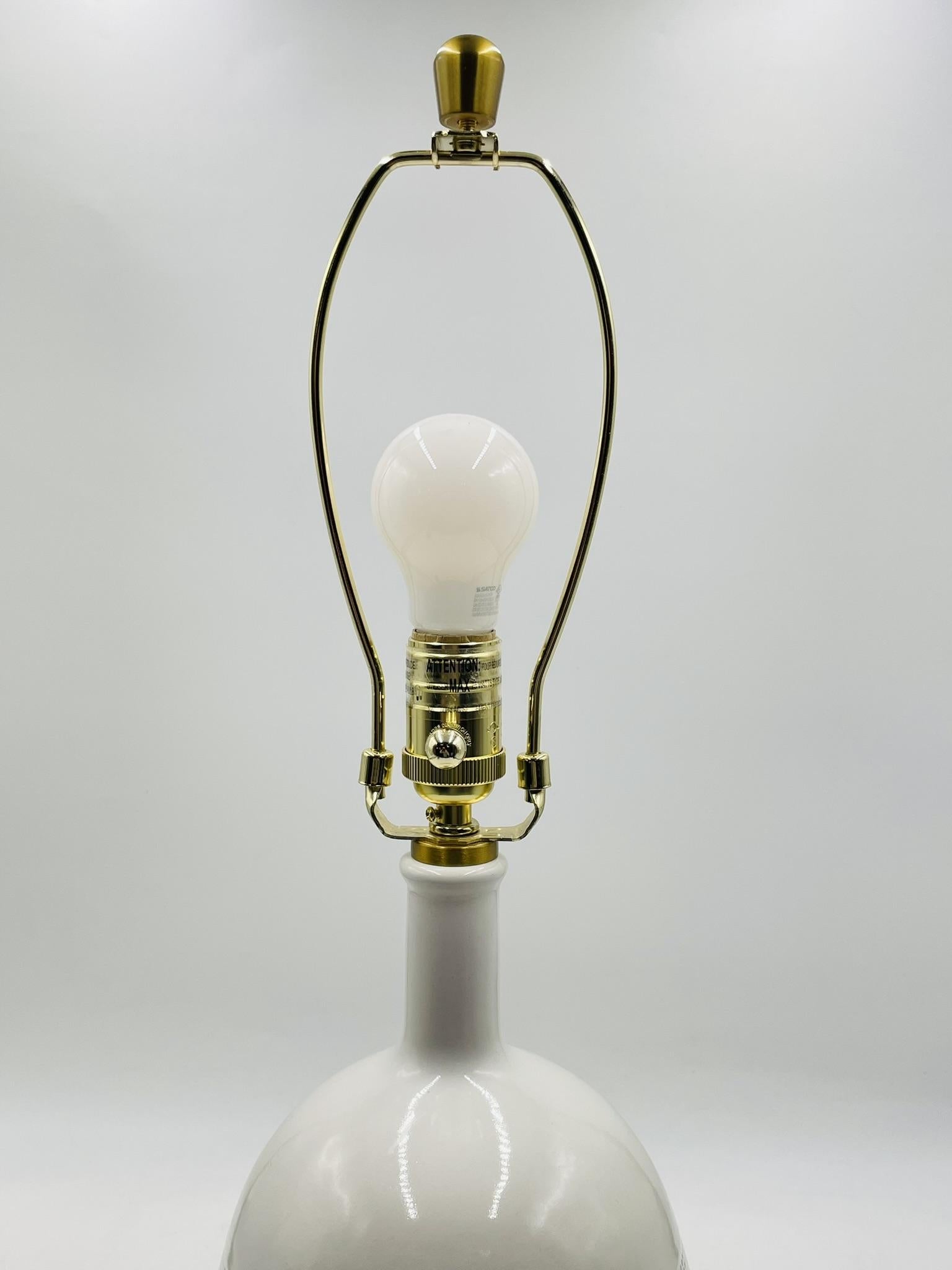 Lámpara de sobremesa moderna de cerámica blanca texturizada by Aerin for Visual Comfort en venta 6
