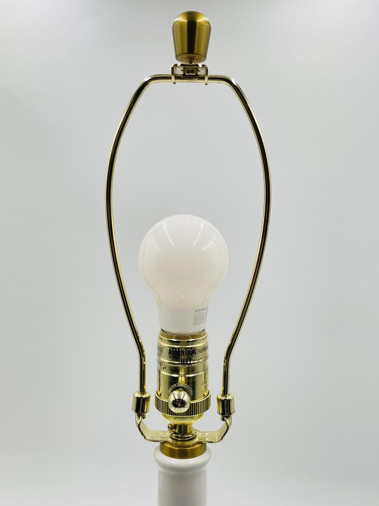 Lámpara de sobremesa moderna de cerámica blanca texturizada by Aerin for Visual Comfort en venta 7