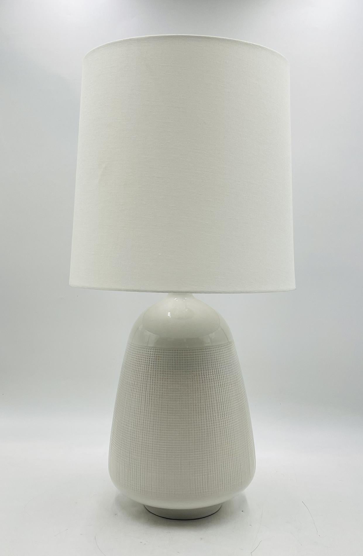 Lámpara de sobremesa moderna de cerámica blanca texturizada by Aerin for Visual Comfort Moderno en venta