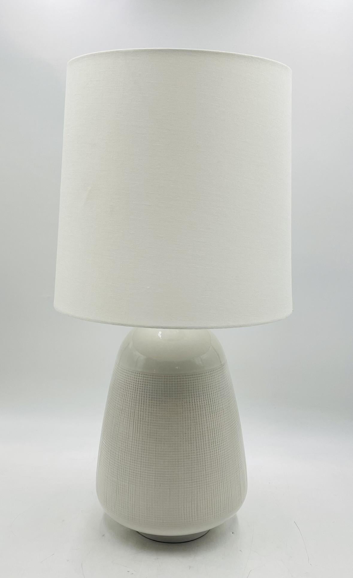 Lámpara de sobremesa moderna de cerámica blanca texturizada by Aerin for Visual Comfort Chino en venta
